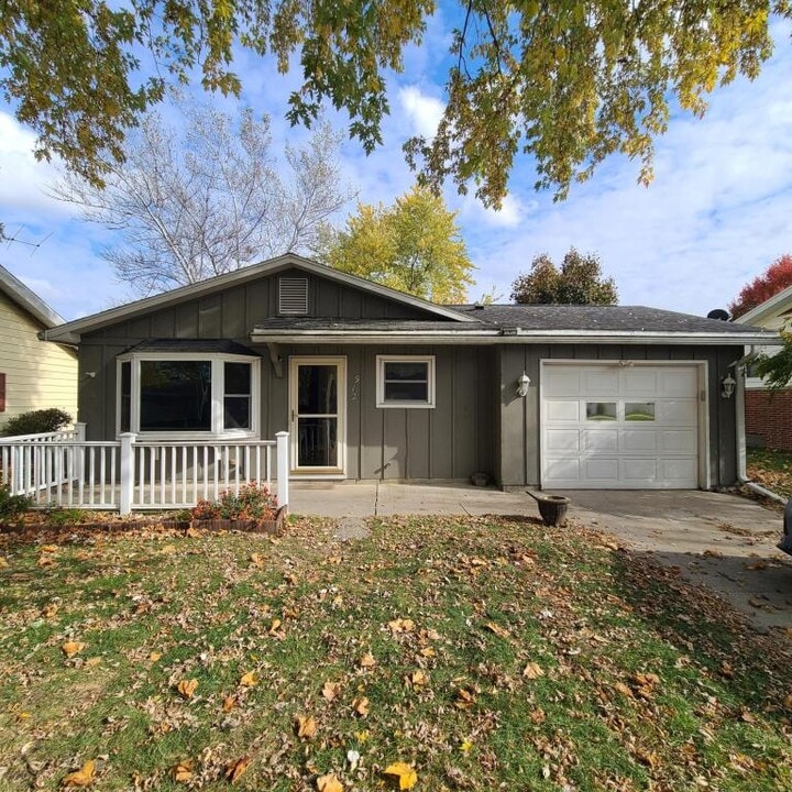 912 East Ave in Kendallville, IN - Building Photo