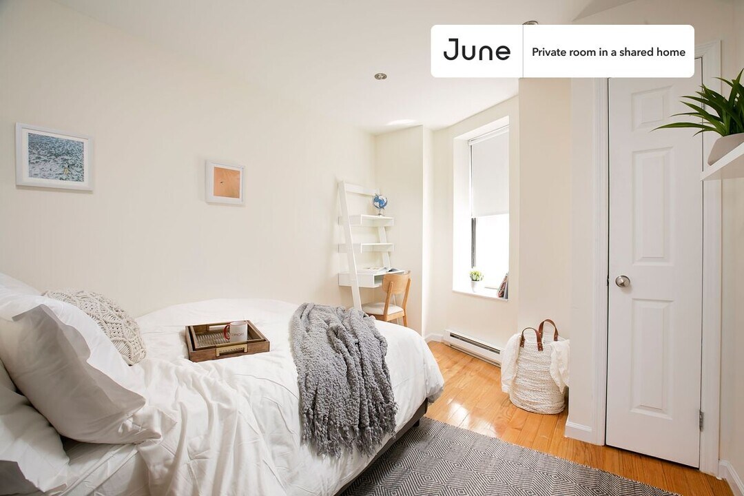 Private bedroom in 4 bed/2 bath Home in New York, NY - Building Photo