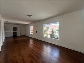 1334 SW 1st St-Unit -B in Miami, FL - Foto de edificio - Building Photo