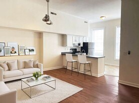 235 King St in Charleston, SC - Building Photo