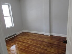 949 E 213th St, Unit FL-1 in Bronx, NY - Building Photo