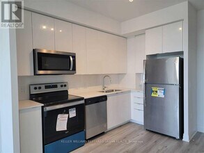 3220 Sheppard Ave E in Toronto, ON - Building Photo - Building Photo