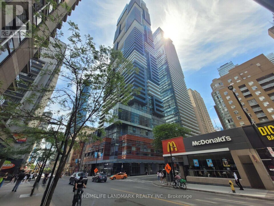 7-917 Grenville St in Toronto, ON - Building Photo