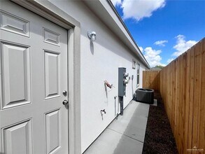 1121 Shavano Dr, Unit 7 in Edinburg, TX - Foto de edificio - Building Photo