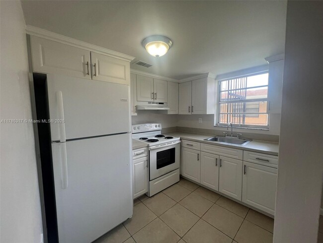 50 W 31st St in Hialeah, FL - Building Photo - Building Photo