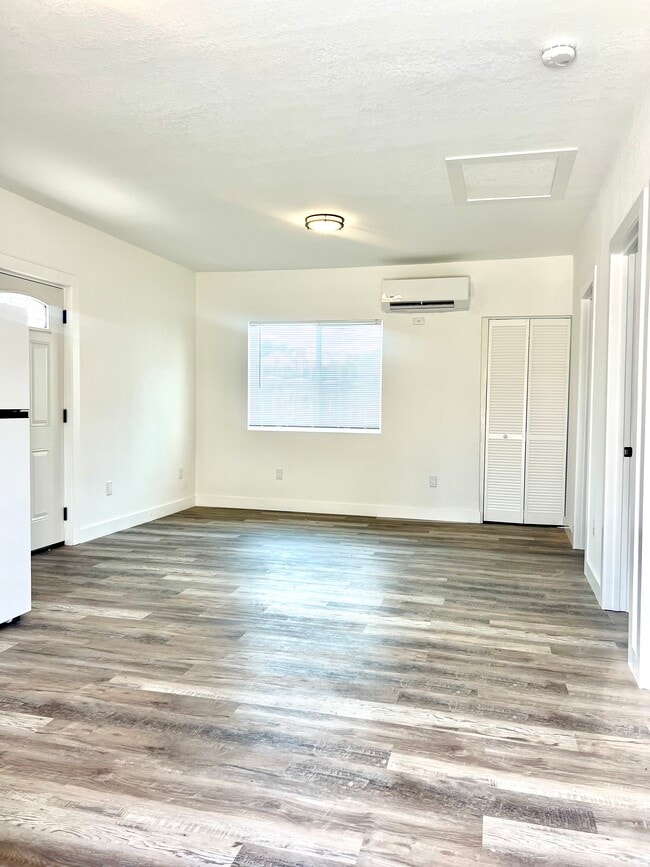 17205 Saticoy St in Van Nuys, CA - Building Photo - Building Photo