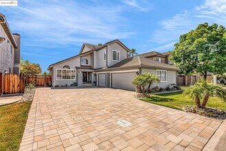 2435 Pinehurst Ct in Discovery Bay, CA - Building Photo - Building Photo