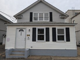 136 Duffy Ave in Hicksville, NY - Building Photo
