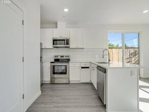 Montana Ave 6 Plex in Portland, OR - Building Photo - Building Photo