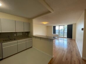 60 Longwood Ave, Unit 410 in Brookline, MA - Foto de edificio - Building Photo