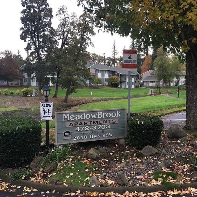 MeadowBrook Apartments in McMinnville, OR - Foto de edificio - Building Photo