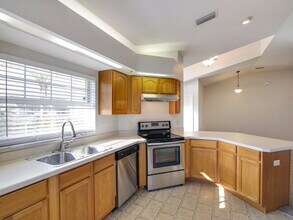 4461 Treasure Cay Rd in Tavares, FL - Foto de edificio - Building Photo