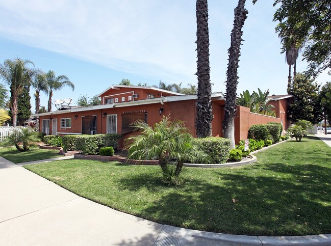 112 N Walnuthaven Dr in West Covina, CA - Foto de edificio - Building Photo