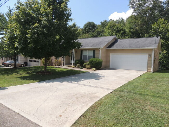 property at 2635 Crestpark Rd