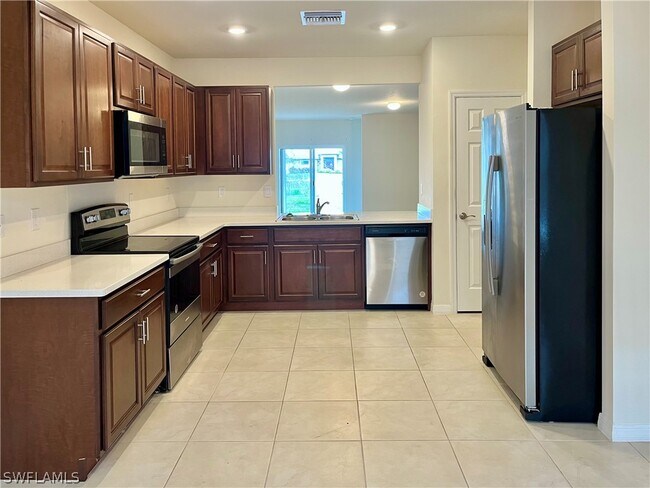 1009 NE 11th St in Cape Coral, FL - Building Photo - Building Photo