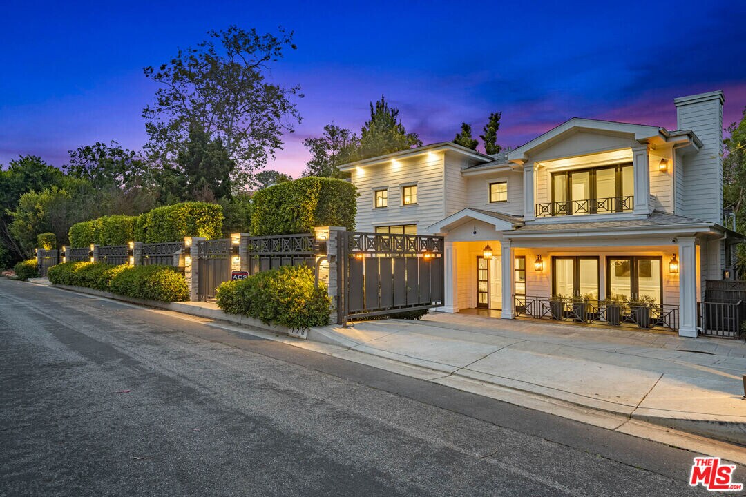 126 N Canyon View Dr in Los Angeles, CA - Building Photo