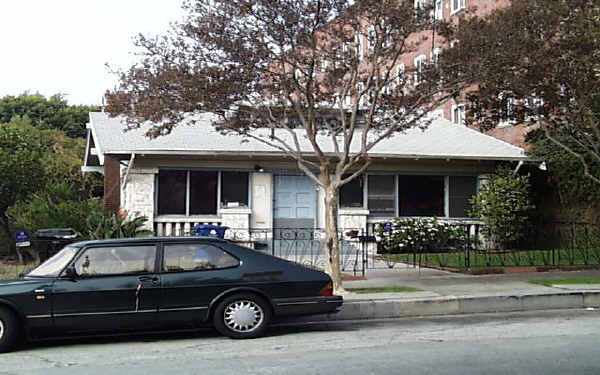 1967 N Beachwood Dr in Los Angeles, CA - Building Photo
