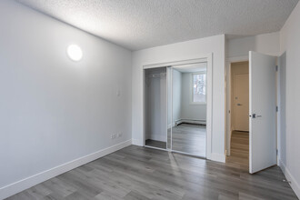 Signature Place in Edmonton, AB - Building Photo - Interior Photo