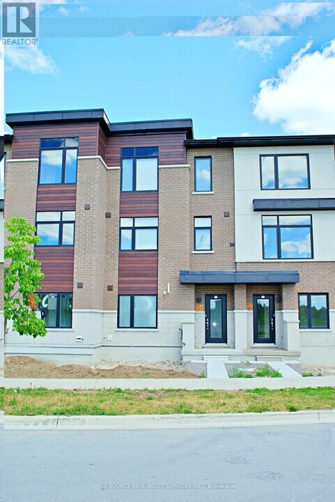1695 Dersan St in Pickering, ON - Building Photo