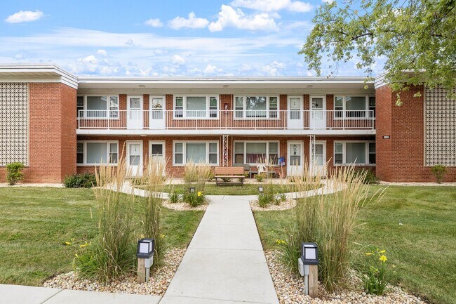 WHEATON COURT, LLC in Wheaton, IL - Building Photo - Interior Photo