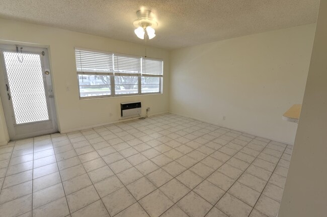 327 Camden M in West Palm Beach, FL - Building Photo - Building Photo
