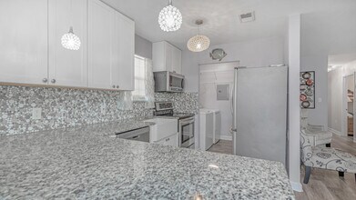 5230 Soundside Dr in Gulf Breeze, FL - Building Photo - Building Photo