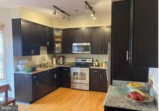 9703 Whitley Park Pl in Bethesda, MD - Foto de edificio - Building Photo