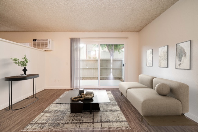 800 E Bobier Dr in Vista, CA - Foto de edificio - Building Photo