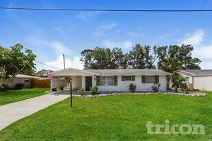 7330 Cass Cir in Sarasota, FL - Building Photo