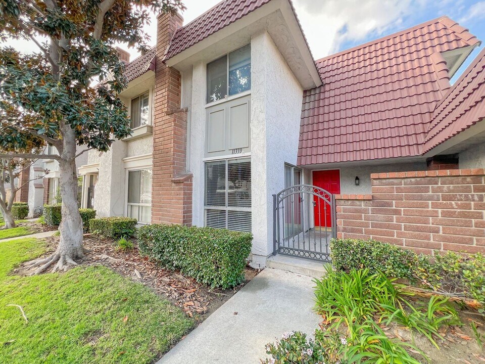 11339 Grand Manan Dr in Cypress, CA - Foto de edificio