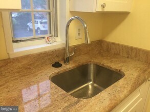 1612 W Abingdon Dr in Alexandria, VA - Building Photo - Building Photo