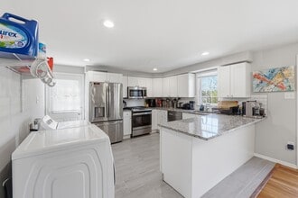 9008 Autoville Dr in College Park, MD - Foto de edificio - Building Photo