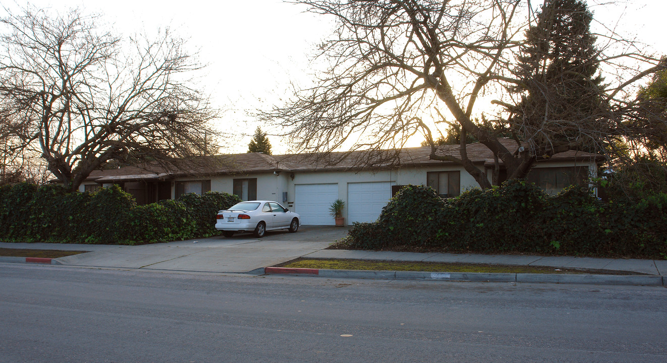 461 Tyrella Ave in Mountain View, CA - Foto de edificio