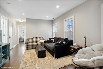 330 W Evergreen Ave in Chicago, IL - Building Photo - Building Photo