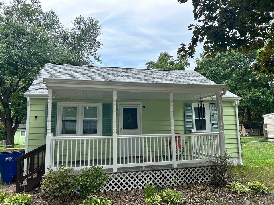 16104 Pauline Ave in Chester, VA - Building Photo