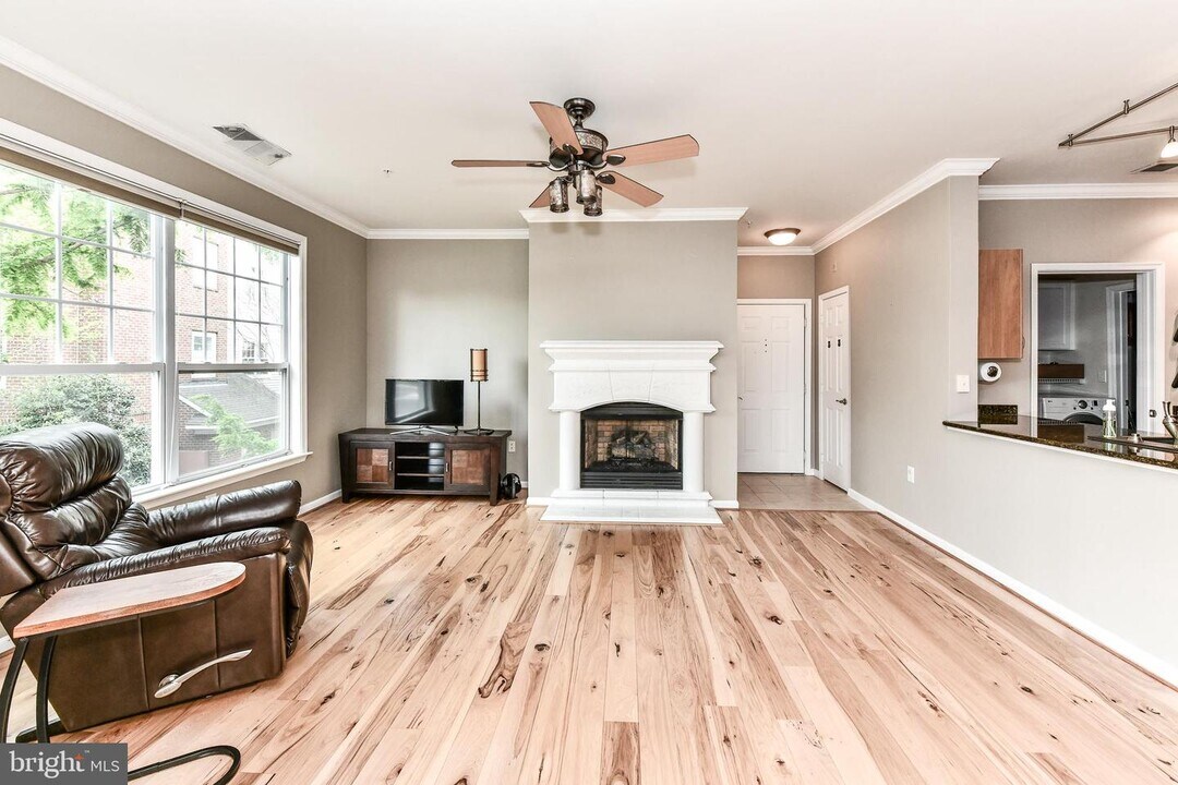 12921 Centre Park Cir-Unit -205 in Herndon, VA - Building Photo