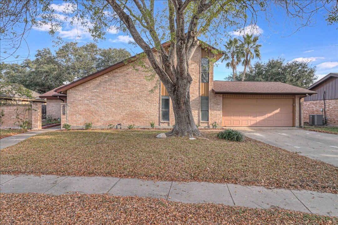 5518 Sarazen Dr in Corpus Christi, TX - Building Photo