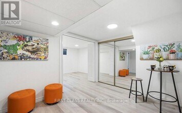 25 Lansbury Dr in Toronto, ON - Building Photo - Building Photo