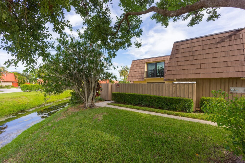 818 8th Ct in Palm Beach Gardens, FL - Building Photo