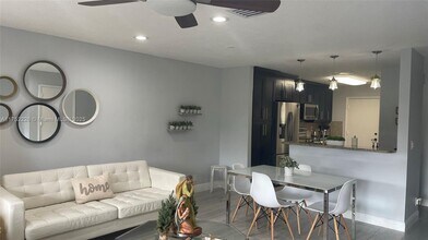 10138 Royal Palm Blvd in Coral Springs, FL - Foto de edificio - Building Photo