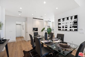 130 S Sepulveda Blvd in Los Angeles, CA - Foto de edificio - Building Photo