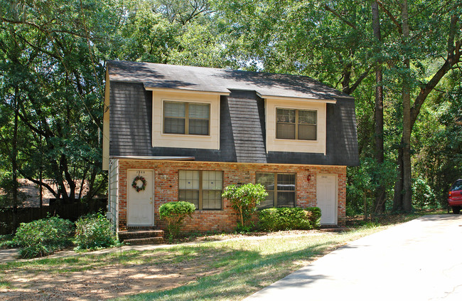 2062 Watson Way in Tallahassee, FL - Building Photo - Building Photo