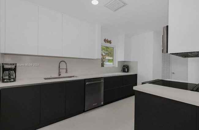 2784 NE 30th St in Lighthouse Point, FL - Foto de edificio - Building Photo