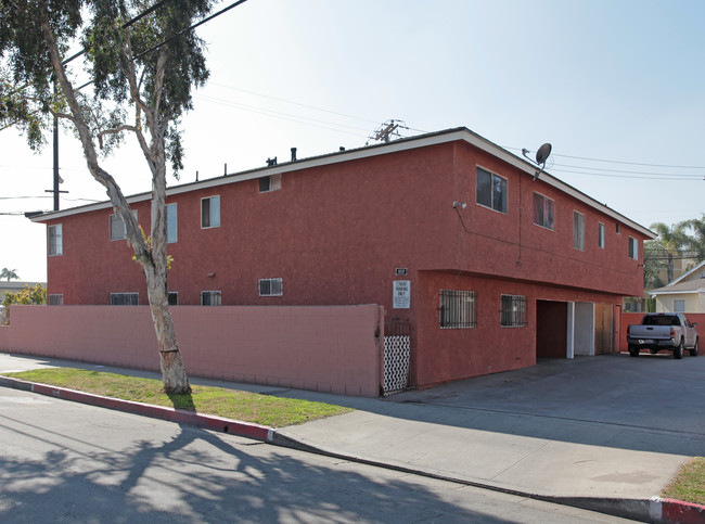 16337 Eucalyptus Ave in Bellflower, CA - Foto de edificio - Building Photo