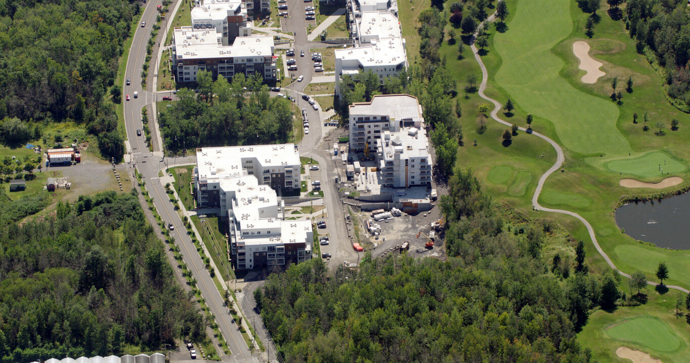 Viva-Citè Espace Nature (Seniors) in Longueuil, QC - Building Photo