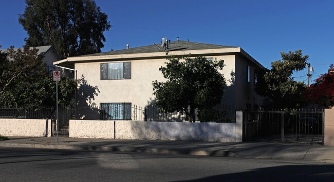 2827 Griffin Ave in Los Angeles, CA - Foto de edificio - Building Photo