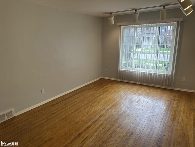 23313 Edsel Ford Ct in St. Clair Shores, MI - Foto de edificio - Building Photo