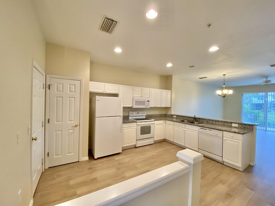 860 Hampton Cir in Naples, FL - Building Photo