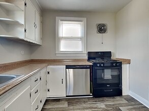 7402 School Ave in Dundalk, MD - Foto de edificio - Building Photo