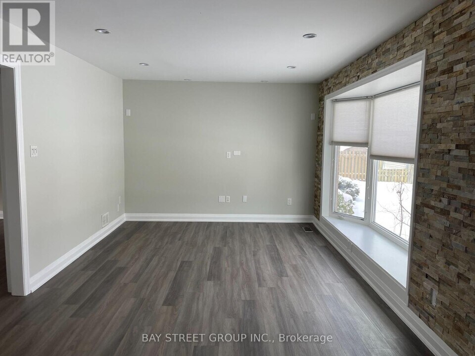 370 Centre St E in Richmond Hill, ON - Building Photo